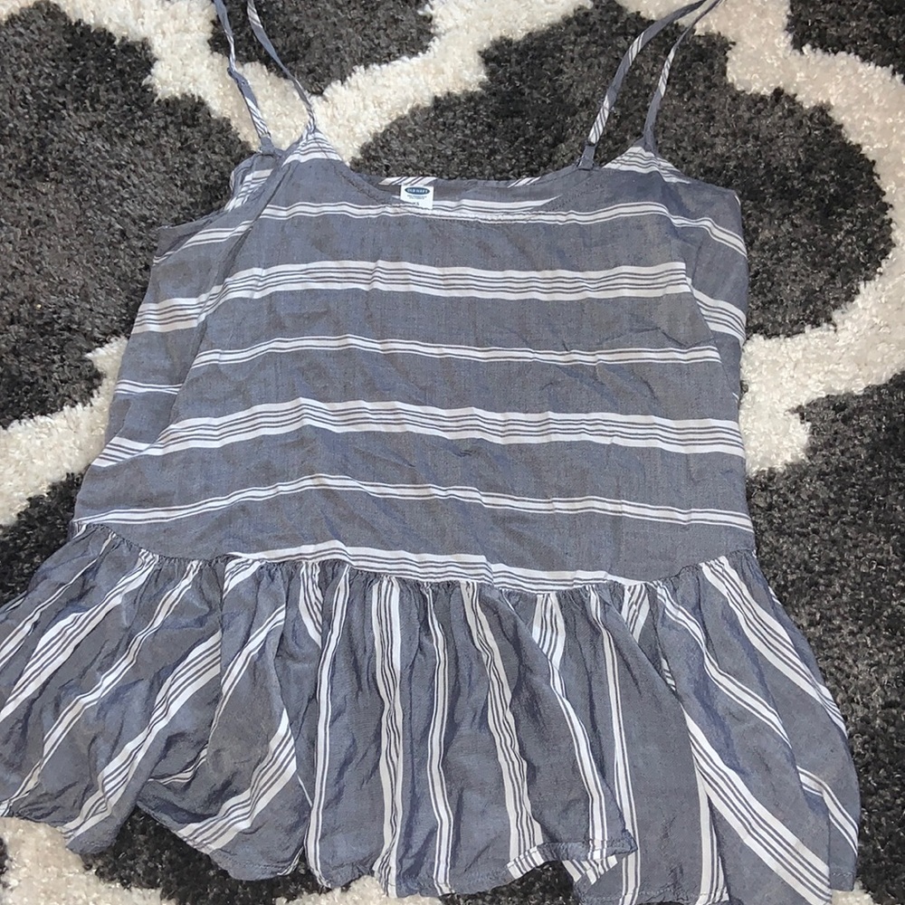 Old Navy size XS  gray and white top!